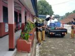 PENYEMPROTAN DISINFEKTAN : Pemerintah Desa Pamulihan terus berupaya mengantisipasi penyebaran virus corona dengan melakukan penyemprotan cairan disinfektan disalahsatu fasilitas umum