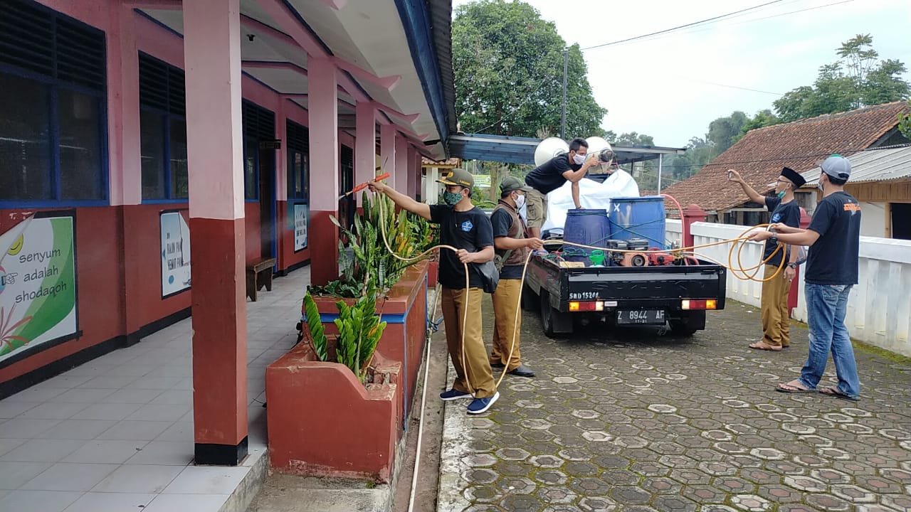 PENYEMPROTAN DISINFEKTAN : Pemerintah Desa Pamulihan terus berupaya mengantisipasi penyebaran virus corona dengan melakukan penyemprotan cairan disinfektan disalahsatu fasilitas umum