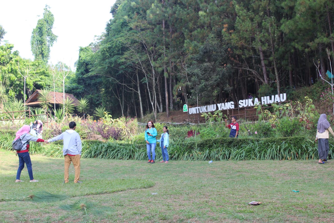 WISATA PANGJUGJUGAN : Sejumlah pengunjung saat menikmati suasana alam pangjugjugan di Desa Cilembu Kecamatan Pamulihan (poto diambil sebelum virus corona melanda).