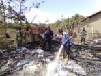POTO ISTIMEWA (Dok. Damkar Wil. Tanjungsari) : petugas damkar wilayah Tanjungsari saat memadamkan api yang membakar bangunan tempat produksi kursi di Desa Cinanjung POTO ISTIMEWA (Dok. Damkar Wil. Tanjungsari) : petugas damkar wilayah Tanjungsari saat memadamkan api yang membakar bangunan tempat produksi kursi di Desa Cinanjung