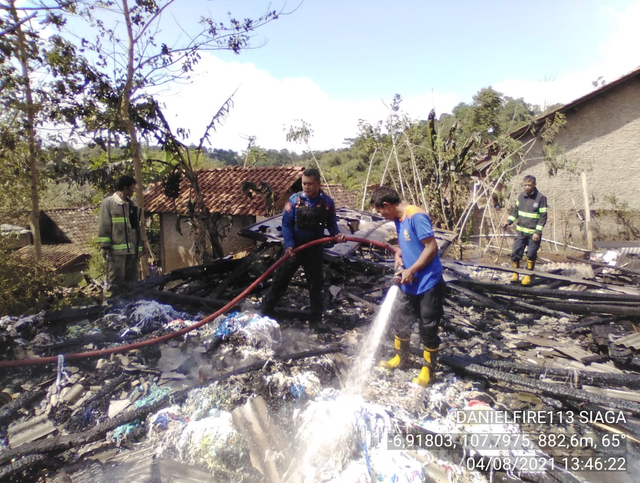 POTO ISTIMEWA (Dok. Damkar Wil. Tanjungsari) : petugas damkar wilayah Tanjungsari saat memadamkan api yang membakar bangunan tempat produksi kursi di Desa Cinanjung