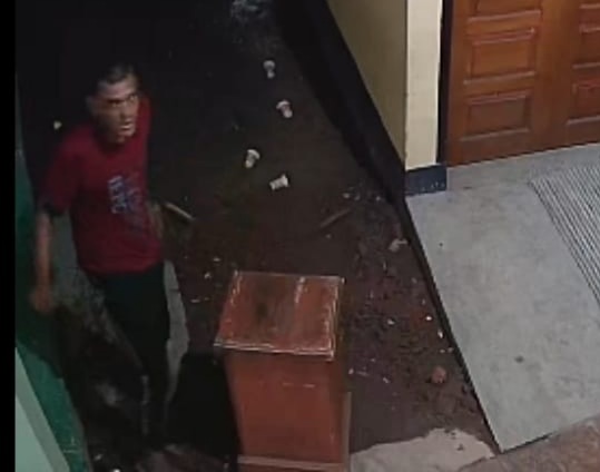 Pencuri Isi Kotak Amal Masjid Al Furqon Regol Wetan Terekam Kamera Pengawas
