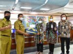 Hari Pelanggan Nasional Buapti Dony dan Wabup Erwan hadiri Peringatan Hari Pelanggan Nasional di bjb Cabang Sumedang, saat menerima cenderamata dari pimpinan bjb Sumedang, Senin (6/9).