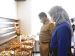 UMKM Bupati Dony dan Isteri Tengah Mengamati Produk Penganan UMKM di MPP