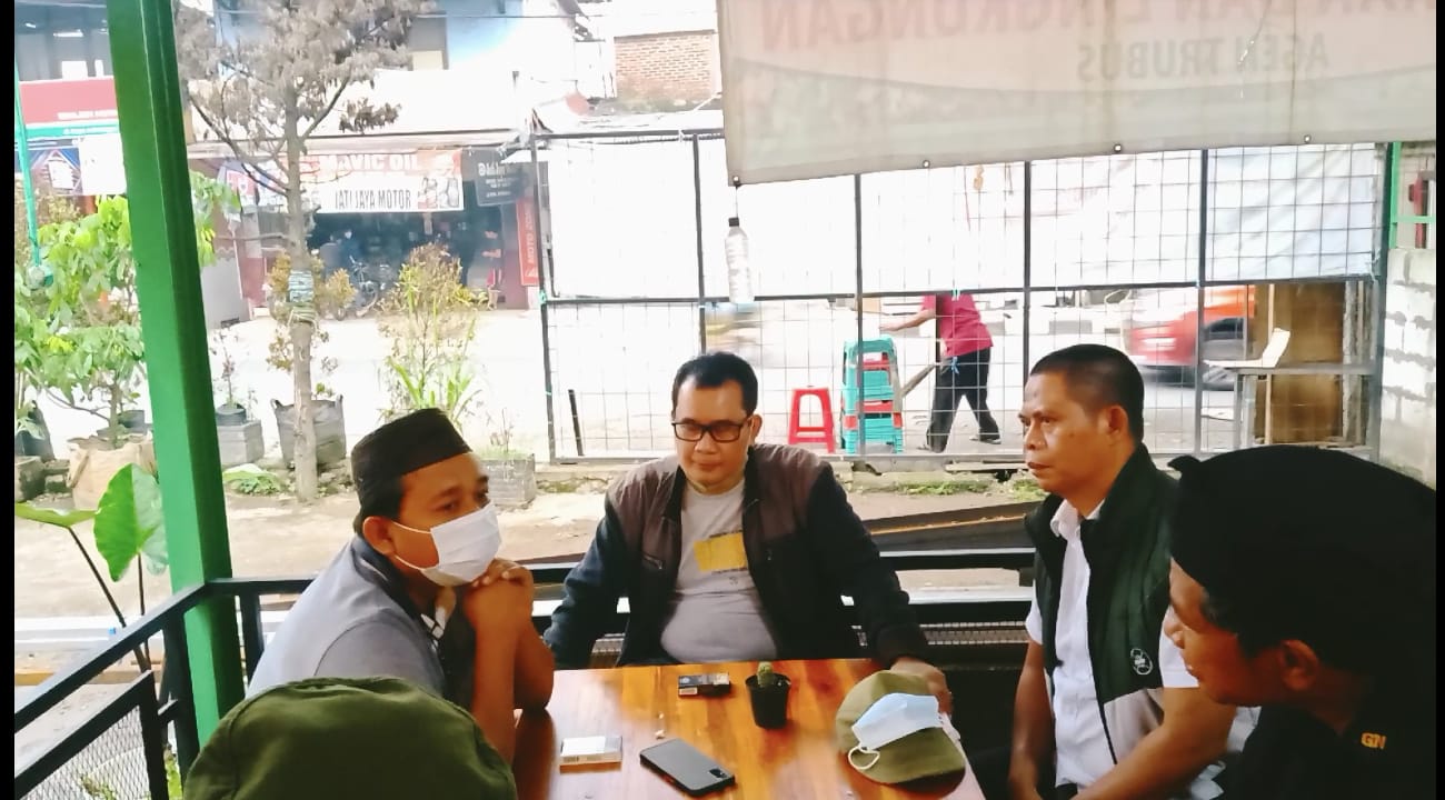 DISKUSI : Presiden Direktur Santri Milenial Centre/ Simac Centre Gus Nur Rohman (kiri) didampingi Kordinator Jaringan Gus Iwan Pusat Her Suherman saat berdialog dengan Anggota DPRD Sumedang Herman Habibullah diangkringan Kopi Abah Sabusu Jatinangor