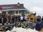 Polres Sumedang memusnahkan ribuan botol miras dan tuak di Mako Polres Sumedang, Selasa 21/12/2021