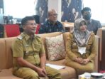 Wakil Bupati Sumedang Erwan Setiawan didampingi Kepala Bappppeda Tuti Ruswati serta Kepala Bidang Ekonomi dan Sumber Daya Alam Mulyani Toyibah saat mengikuti Zoom Meeting dalam pembahasan Fasilitasi Proyek Wisata di Kabupaten Sumedang bersama Kementerian Investasi RI di Kantor Bappppeda Sumedang Wakil Bupati Sumedang Erwan Setiawan didampingi Kepala Bappppeda Tuti Ruswati serta Kepala Bidang Ekonomi dan Sumber Daya Alam Mulyani Toyibah saat mengikuti Zoom Meeting dalam pembahasan Fasilitasi Proyek Wisata di Kabupaten Sumedang bersama Kementerian Investasi RI di Kantor Bappppeda Sumedang