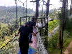 Pengunjung Pesona Taman Puspa saat mencoba wahana jembatan gantung sebelum covid-19 menerjang Pengunjung Pesona Taman Puspa saat mencoba wahana jembatan gantung sebelum covid-19 menerjang
