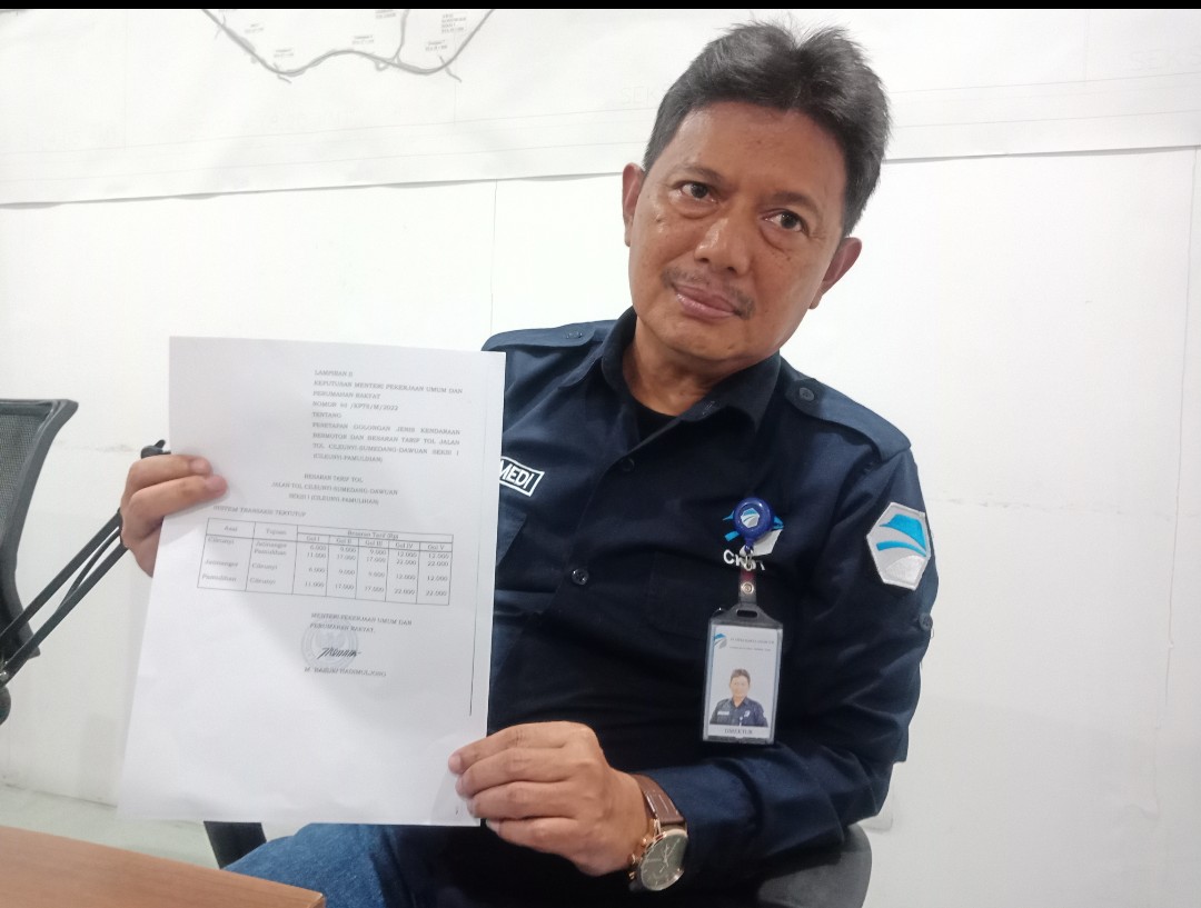 Direktur Teknik PT. CKJT Bagus Medi Suarso saat menunjukan SK Kementerian PUPR mengenai tarif tol cisumdawu seksi 1