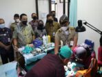 Rektor IPDN Hadi Prabowodidampingi oleh dan Kasubdiskesprev Dikesal Kolonel Laut (K) drg. Agung Mai Setiana dari TNI AL saat melihat kegiatan sunatan massal