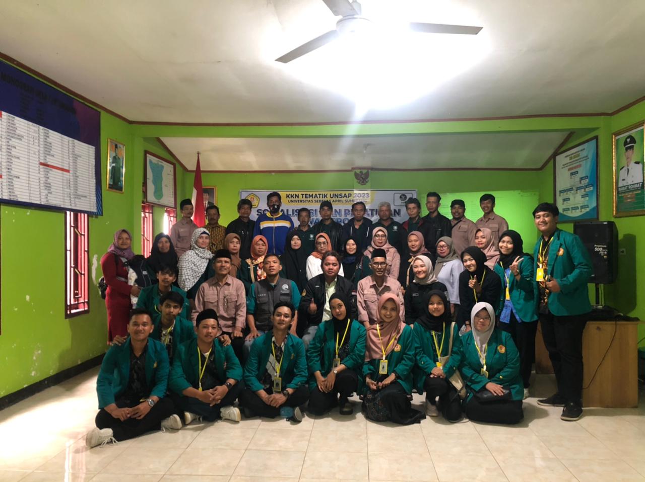 POTO BERSAMA: Para peserta RT, RW aparat Desa Cimarias bersama kelompok KKN Tematik Unsap berpoto bersama seusai kegiatan sosialisasi Wakepo