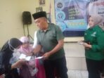 SANTUNAN: Camat Cimanggung Dik-dik Syeh Rizki saat memberikan santunan kepada anak yatim piatu dan disabilitas yang digelar gedur sadulur.