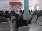 PEMBINAAN: Puluhan pengrajin senapan angin Galumpit saat mengikuti kegiatan pembinaan dari Polda Jabar
