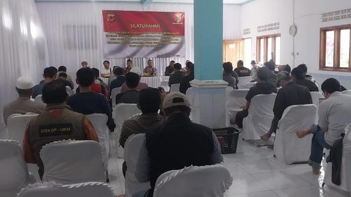 PEMBINAAN: Puluhan pengrajin senapan angin Galumpit saat mengikuti kegiatan pembinaan dari Polda Jabar