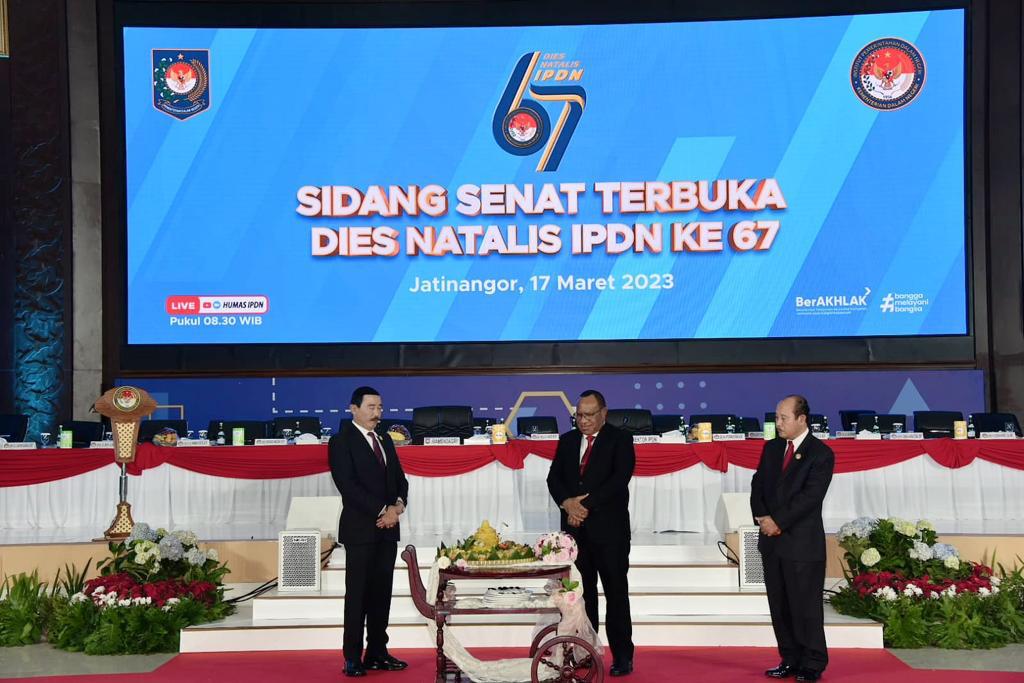 Wakil Mendagri, John Wempi Wetipo (tengah) didampingi Rektor IPDN Dr. Drs. Hadi Prabowo (kiri) saat menghadiri kegiatan orasi ilmiahnya dalam rangka Dies Natalis ke-67 IPDN