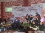 Para peserta kegiatan pelatihan Budidaya Anggrek beserta panitia dan narasumber saat berpoto bersama Para peserta kegiatan pelatihan Budidaya Anggrek beserta panitia dan narasumber saat berpoto bersama