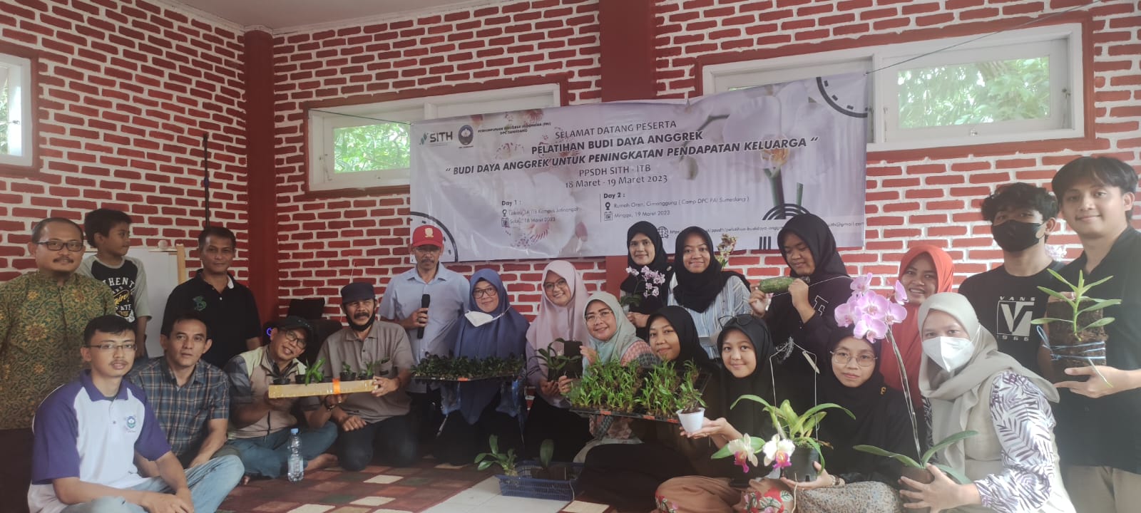 Para peserta kegiatan pelatihan Budidaya Anggrek beserta panitia dan narasumber saat berpoto bersama