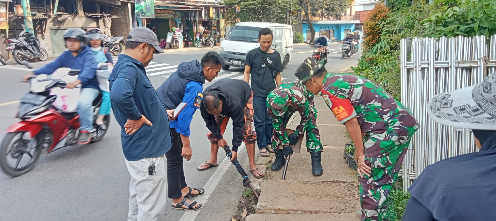 CEK IRIGAS: Kepala UPTD PUPR bersama Kades Hegarmanah, Danramil Jatinangor, cek penyebab banjir di Jatinangor