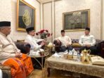 SILATURRAHMI LEBARAN: Anies Baswedan dan AHY saat bekunjung ke kediaman Ketua Majelis Syuro PKS, Habib Salim Segaf Al-Jufri.(Dok. DPP Demokrat) SILATURRAHMI LEBARAN: Anies Baswedan dan AHY saat bekunjung ke kediaman Ketua Majelis Syuro PKS, Habib Salim Segaf Al-Jufri.(Dok. DPP Demokrat)