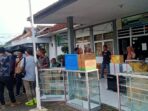 Para pelaku UMKM di Pamulihan mengambil bantuan peralatan dari Diskop UMPP dihalaman kantor kecamatan Pamulihan (for Radar Sumedang)