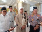 Direktur Hubungan Kelembagaan PT Jasa Raharja, Munadi Herlambang (kiri) bersama Abuya KH Muhyiddin Abdul Qadir Al-Manafi (tengah) Kasubdit Dikmas Ditkamsel Korlantas Polri Kombes. Pol. Arman Achdiat (kanan) saat diwawancarai wartawan Direktur Hubungan Kelembagaan PT Jasa Raharja, Munadi Herlambang (kiri) bersama Abuya KH Muhyiddin Abdul Qadir Al-Manafi (tengah) Kasubdit Dikmas Ditkamsel Korlantas Polri Kombes. Pol. Arman Achdiat (kanan) saat diwawancarai wartawan