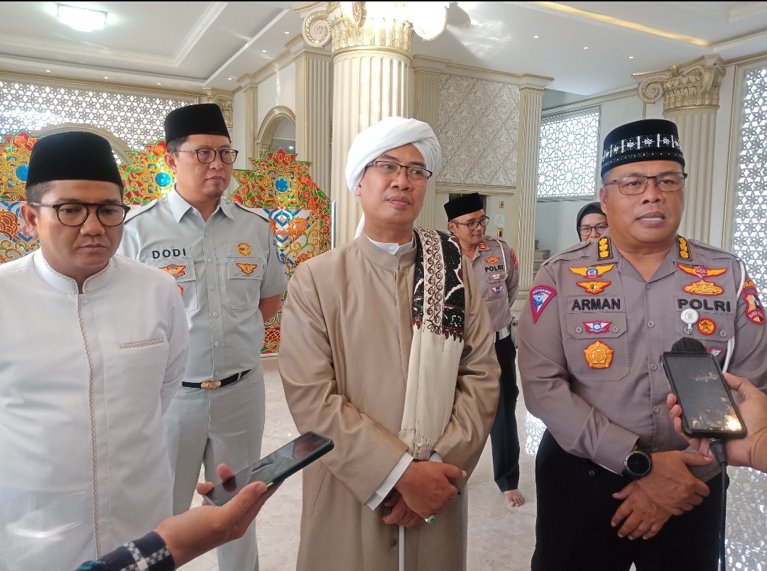 Direktur Hubungan Kelembagaan PT Jasa Raharja, Munadi Herlambang (kiri) bersama Abuya KH Muhyiddin Abdul Qadir Al-Manafi (tengah) Kasubdit Dikmas Ditkamsel Korlantas Polri Kombes. Pol. Arman Achdiat (kanan) saat diwawancarai wartawan