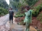 EVAKUASI: Hujan deras rumpun bambu tergerus longsor, aparat desa dan relawan melakukan evakuasi longsor yang menutupi jalan. EVAKUASI: Hujan deras rumpun bambu tergerus longsor, aparat desa dan relawan melakukan evakuasi longsor yang menutupi jalan.