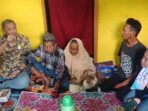 Direktur Utama PT Citra Karya Jabar Tol (CKJT) Jusuf Hamka berkunjung kerumahOjo Sujono (78) dan Nenek Halimah (76) di Dusun Sindanghurip. (Jim) Direktur Utama PT Citra Karya Jabar Tol (CKJT) Jusuf Hamka berkunjung kerumahOjo Sujono (78) dan Nenek Halimah (76) di Dusun Sindanghurip. (Jim)