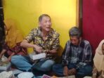Jusuf Hamka melahap makan siang bersama Ojo Sujono (78) dan Halimah (76) di Dusun/Desa Jatihurip, Kecamatan Sumedang Utara