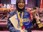 RAIH MEDALI EMAS: Mahasiswi asal sumedang Siti Silvia Nur Shofa saat menunjukan medali ajang WYIE 2023 di Kuala Lumpur Convention Centre Malaysia baru-baru ini. RAIH MEDALI EMAS: Mahasiswi asal sumedang Siti Silvia Nur Shofa saat menunjukan medali ajang WYIE 2023 di Kuala Lumpur Convention Centre Malaysia baru-baru ini. (For Radar Sumedang)