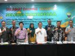 Tim penguji berpoto bersama dengan peserta Seleksi Jabatan Pimpinan Tinggi (JPT) Pratama di Aula Jatinangor National Golf. (dok humas) Tim penguji berpoto bersama dengan peserta Seleksi Jabatan Pimpinan Tinggi (JPT) Pratama di Aula Jatinangor National Golf. (dok humas)
