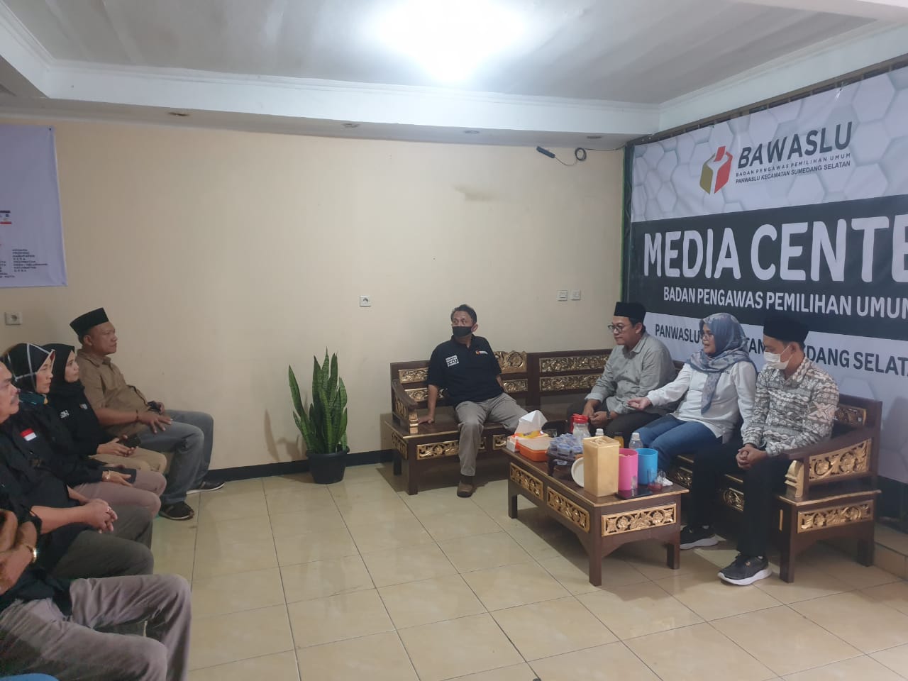KUNKER: Anggota Bawaslu Republik Indonesia Lolly Suhenty melakukan kunjungan kerja di Panwascam Sumedang Selatan (Dok. Humas Bawaslu Sumedang)