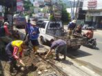 NORMALISASI : Petugas UPTD PUPR Wil. Tanjungsari mengeruk irigasi yang dipenuhi lumpur dan sampah kerap menimbulkan genangan air di Desa Hegarmanah Jatinangor. (For Radar Sumedang)