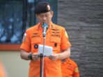 APEL PENUTUPAN SAR LEBARAN: Kepala Kantor SAR Bandung, Jumaril S.E., M.M saat membacakan amanat Kepala Basarnas Marsekal Madya TNI Henri Alfiandi (For Radar Sumedang)