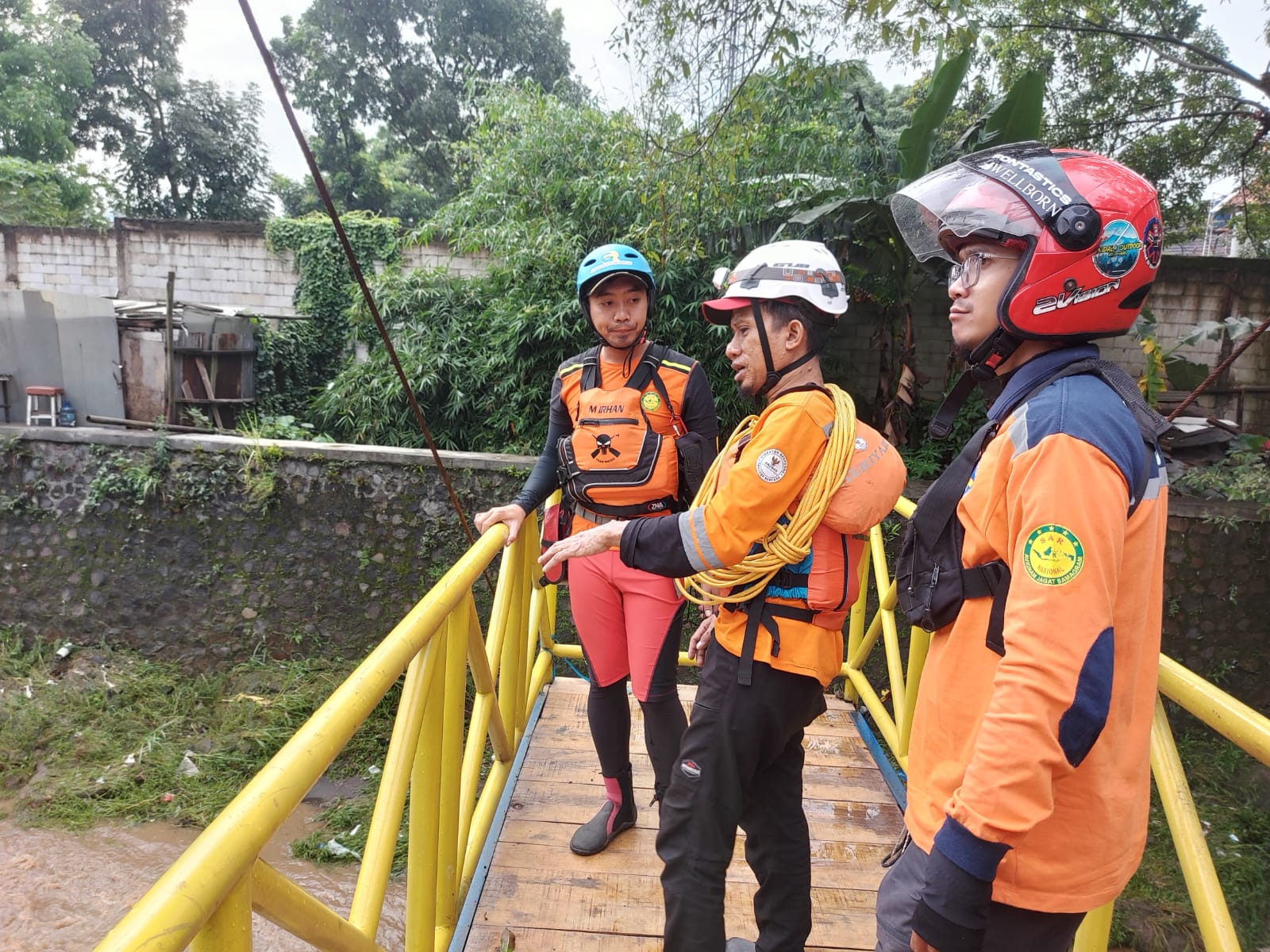 Tim SAR Gabungan melakukan pencarian korban tenggelam saat memancing, pencarian terkendala derasnya arus sungai. (For Radar Sumedang).