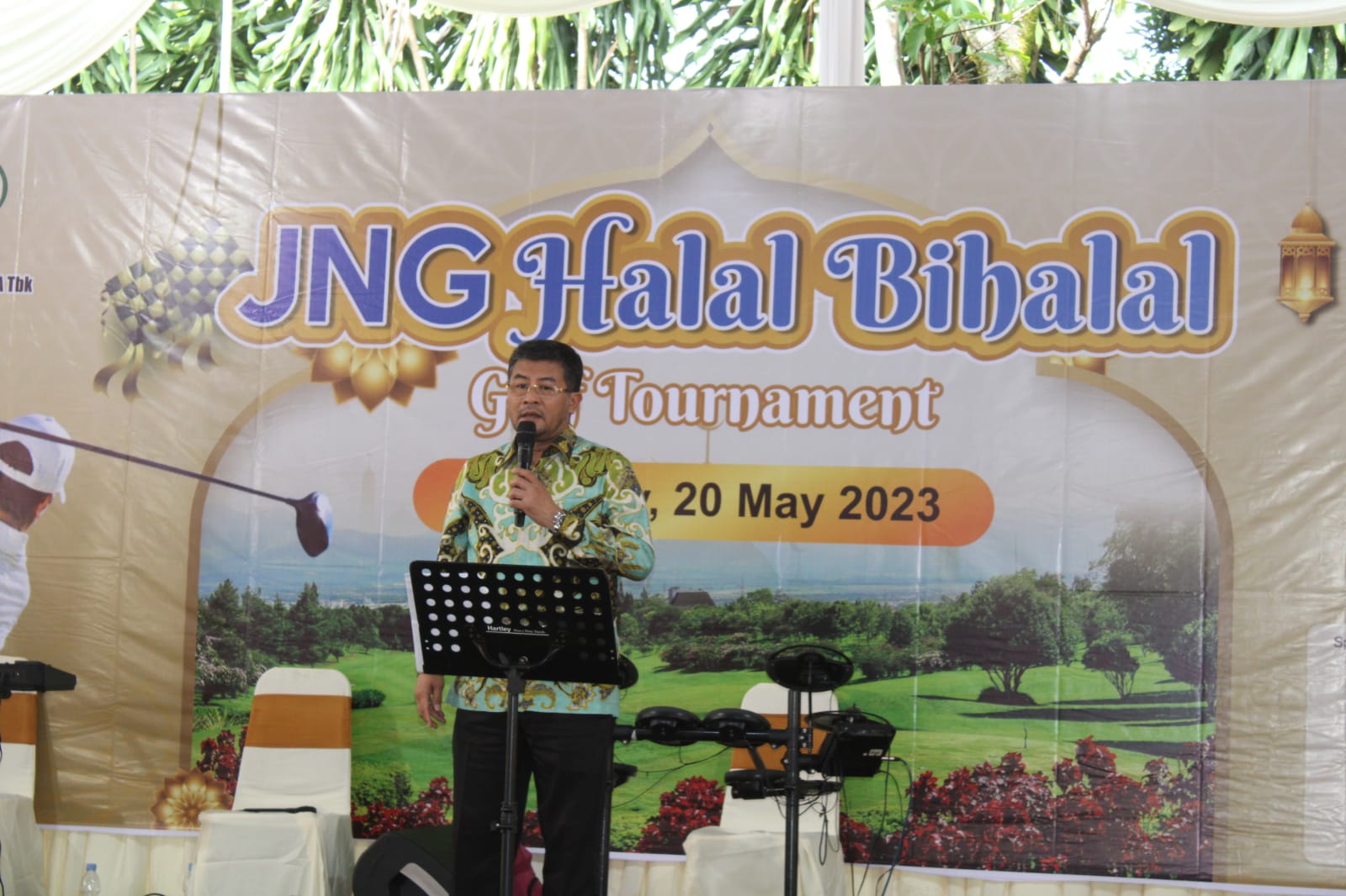 SAMBUTAN: Wabup Sumedang Erwan Setiawan menyampaikan sambutannya dalam acara halal bihalal yang digelar JNG, Sabtu (20/05).