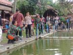 MAY DAY: Kapolres Sumedang AKBP Indra Setiawan melihat kegiatan mencing yang diikuti ratusan buruh dalam rangka hari buruh internasional (Dok. Toha Hamdani) MAY DAY: Kapolres Sumedang AKBP Indra Setiawan melihat kegiatan mencing yang diikuti ratusan buruh dalam rangka hari buruh internasional (Dok. Toha Hamdani)