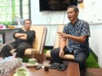 DISKUSI: Kadisparbudpora H. Nandang Suparman bersama Thomas Darmawan berbincang membahas kegiatan Pasar Seni Wisata dan Budaya (For Radar Sumedang).