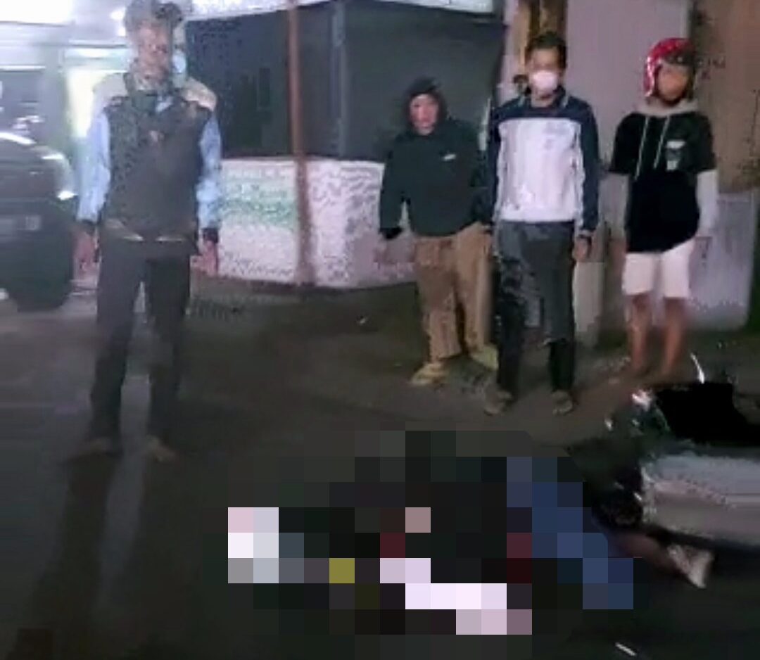 KORBAN TERGELETAK: Kondisi korban kecelakaan di Jalan Raya Tanjungsari karena gagal nyalip hingga meninggal dunia (tangakapan layar video beredar milik warga)