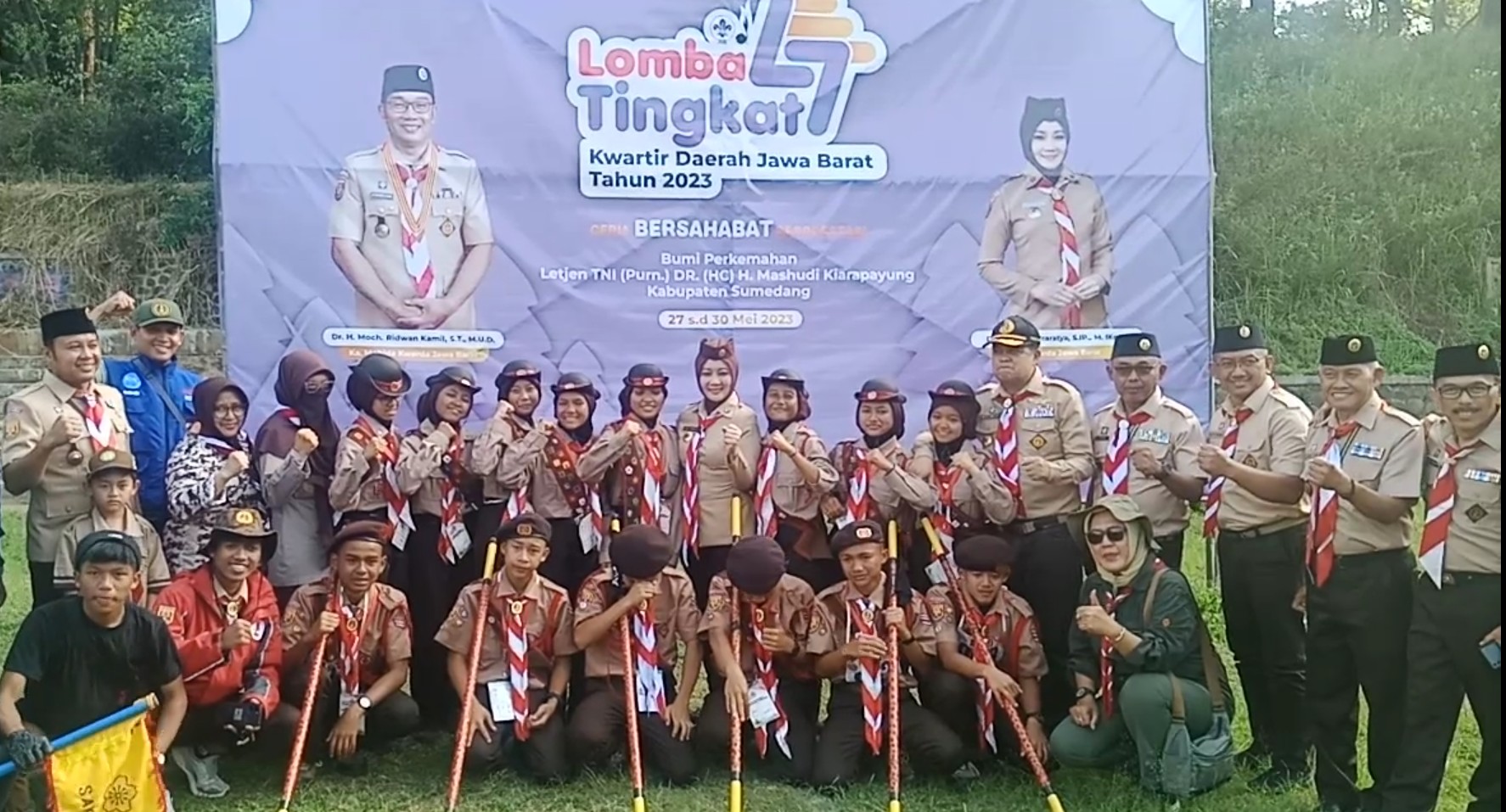 BERPOTO BERSAMA: Ketua Kwarda Gerakan Pramuka Jabar Kak Atalia berpoto bersama dengan peserta LT-IV di Buper Kiara Payung. Selasa (30/05).