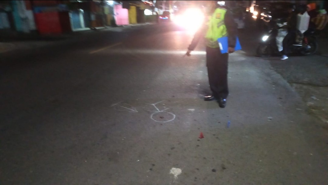 OLAH TKP: Anggota Lantas Polres Sumedang saat melakukan olah TKP kecelakaan di depan Pasar Tanjungsari. Rabu (31/05) (Dok Lantas Polres Sumedang).