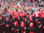 BERPOTO BERSAMA: Bang Ara bersama istri berada ditengah-tengah puluhan penari jaipong dalam kegiatan helaran senin budaya dan festival jajanan Sumedang. Kamis (01/06).