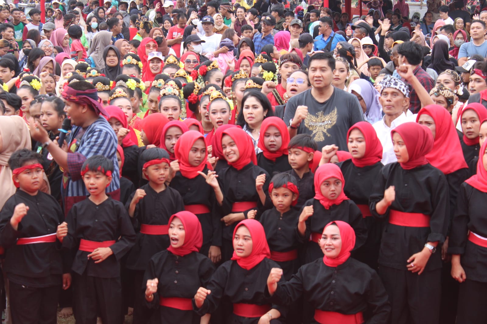 BERPOTO BERSAMA: Bang Ara bersama istri berada ditengah-tengah puluhan penari jaipong dalam kegiatan helaran senin budaya dan festival jajanan Sumedang. Kamis (01/06).