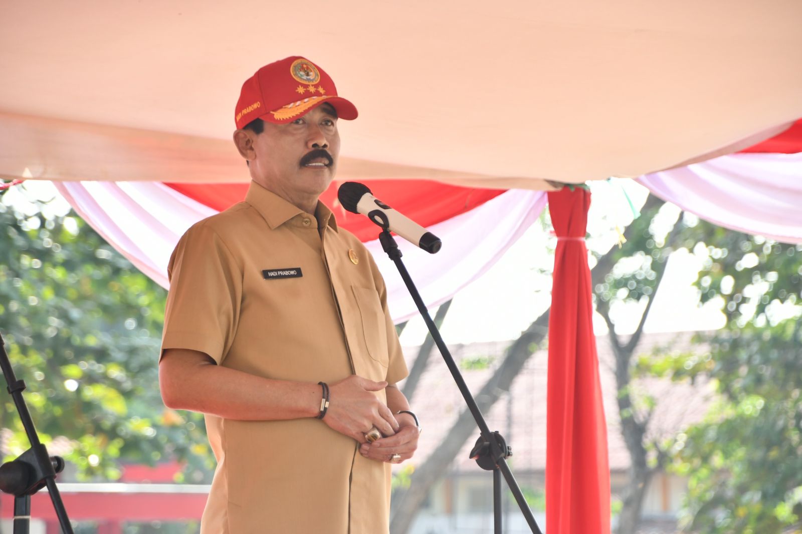 SAMBUTAN: Rektor IPDN Dr. Hadi Prabowo, M.M saat memberikan pembekalan sekaligus melepas Praja Pratama dalam kegiatan magang I di Majalengka (For Radar Sumedang)