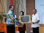 PENGHARGAAN: Kepala Diskopukmpp Hari Tri Santosa saat menerima penghargaan dari Kantor Pelayanan Kekayaan Negara dan Lelang (KPKNL) Bandung. (For Radar Sumedang)