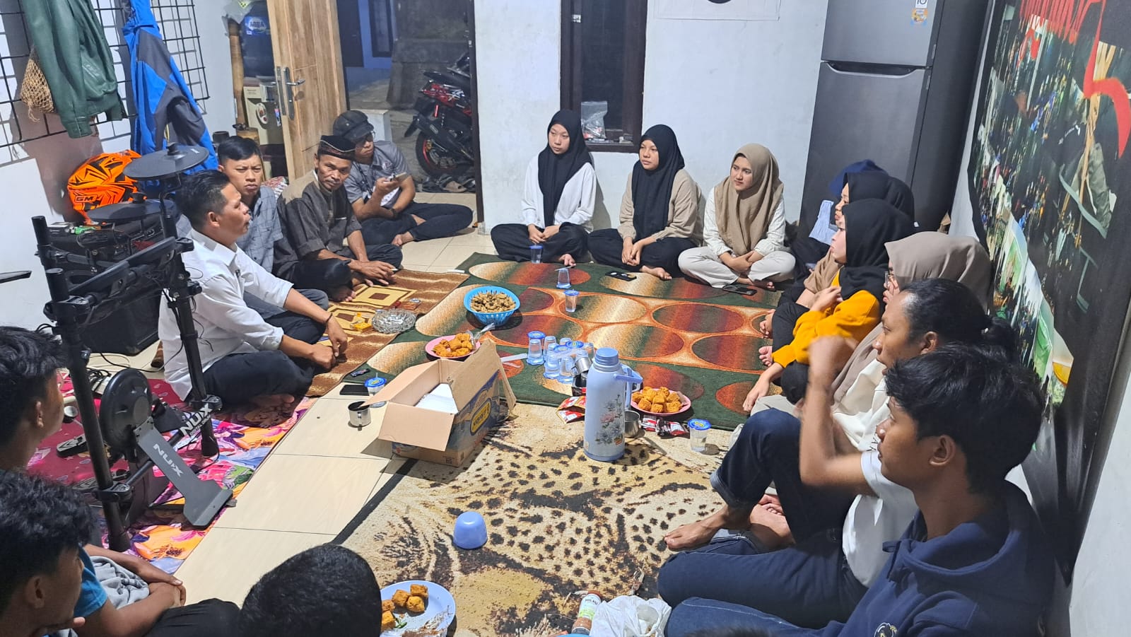 SUASANA DISKUSI: Anggota DPRD Sumedang Herman Habibullah saat menggelar diskusi bersama pemuda Karang Taruna 13 Mekar Asih Hegarmanah belum lama ini (For Radar Sumedang)
