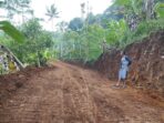 GALIAN: Salah seorang warga saat melihat hasil penataan di Cadas Pangeran (For Radar Sumedang)