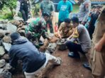 PELETAKAN BATU PERTAMA : Momentum HUT Bhayangkara ke-77 rumah Koko di Desa Mekarsari bakal diperbaiki (For Radar Sumedang)