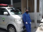 IMG_20230627_170659 BERJAGA: Supir Ambulance saat bersiap siaga didepan mobil (For Radar Sumedang)