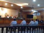 SIDANG: 4 orang Terdakwa Kasus Peningkatan Jalan Keboncau-Kudangwangi saat menjalani persidangan di PN Bandung.